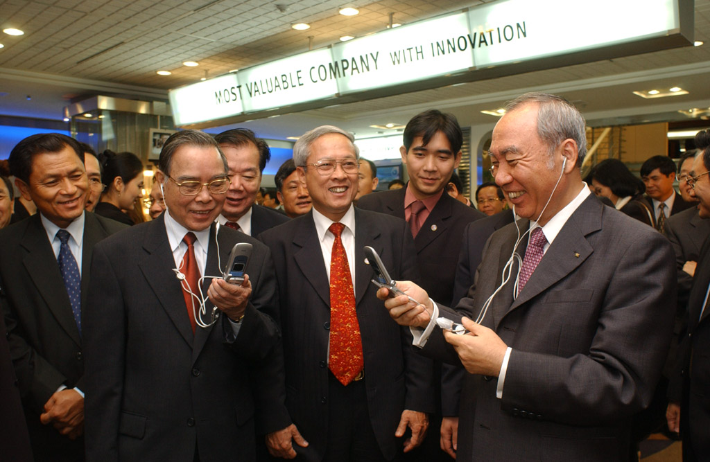 Phan Van Khai, Prime Minister of Vietnam and Kil Seung Son, chairman and CEO of SK Telecom, are shown testing 3rd generation multimedia services in the SK Telecom PR Center in Boondang City